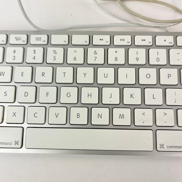 Apple Slim A1243 USB Wired Keyboard with Numeric Keypad Mac Standard Aluminum - Picture 3 of 6